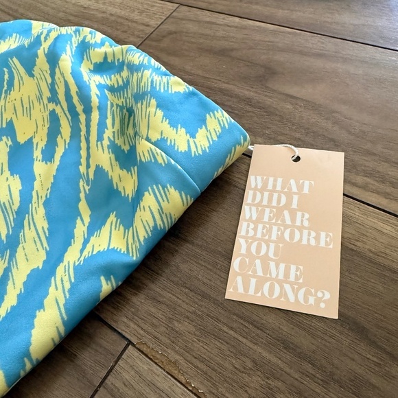 NWT | Tiger Mist Quinne Tube Crop Top | Blue/Yellow Abstract | Size M - Picture 5 of 8